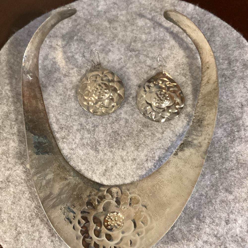 Elegant Silver Jewelry Set - Picture 5 of 9